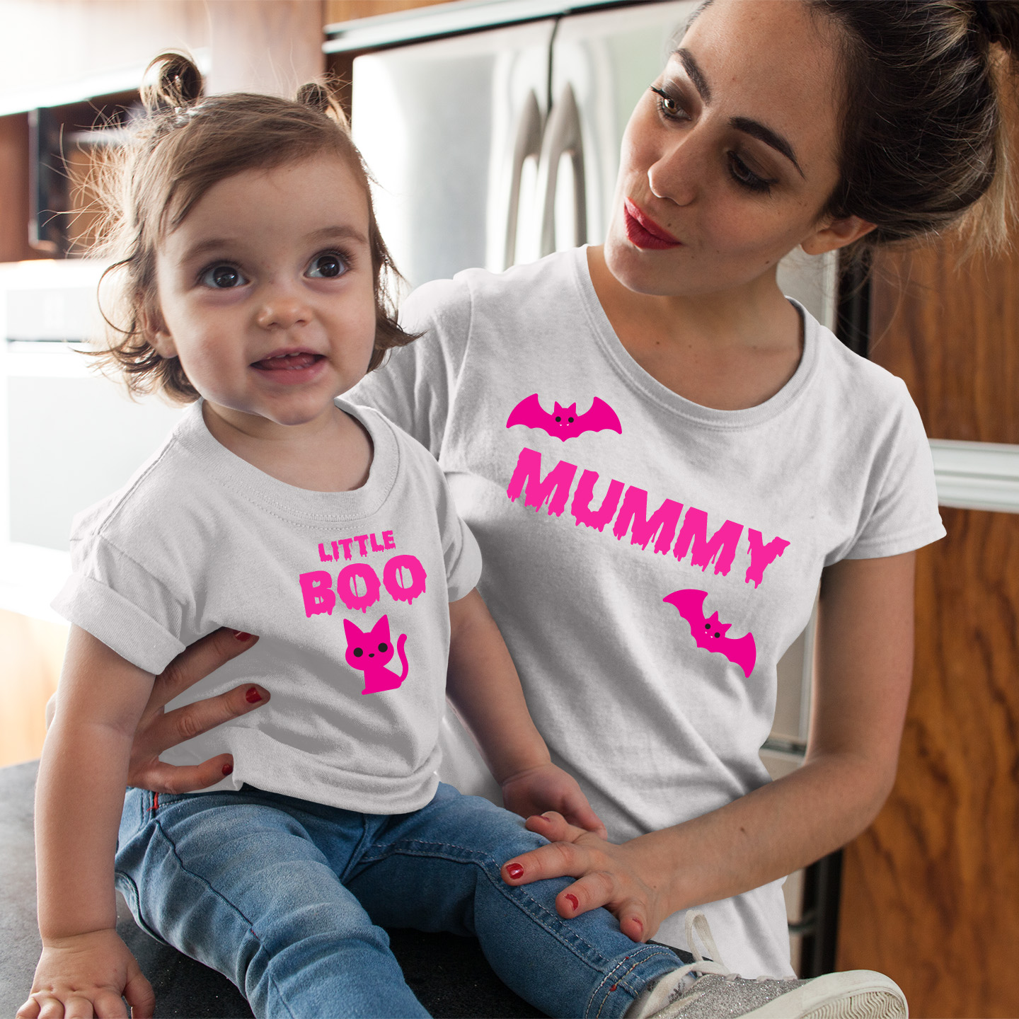 Комплект за Хелоуин бебешко боди с надпис "Little Boo" + Тениска за мама с надпис "Mummy"